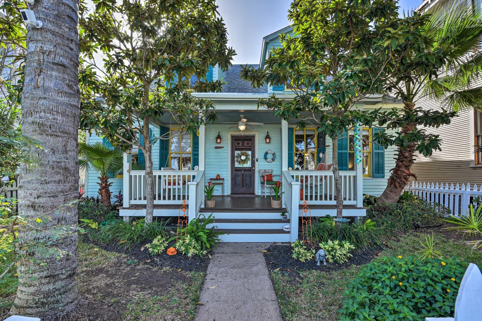 Charming Coastal Cottage, 5 Blocks to Beach!