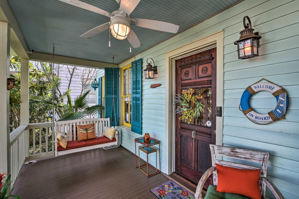 Charming Coastal Cottage, 5 Blocks to Beach! Main image